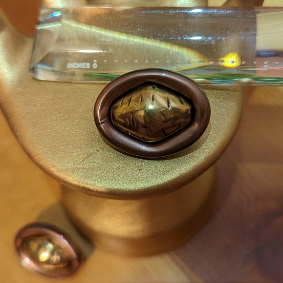 Vintage Avon Abstract Oval Gold Toned Clip-on Earrings - Picture 2 of 4